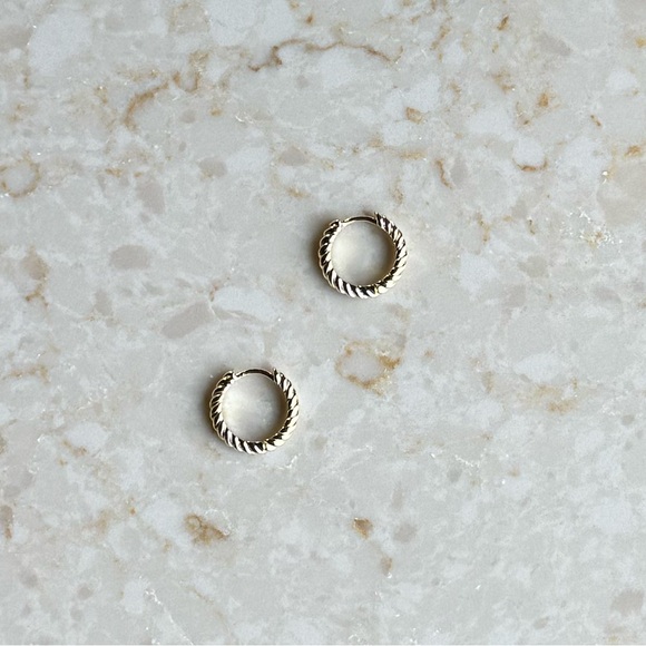 Goop Jewelry - NWOT Goop Cable Huggie Earrings